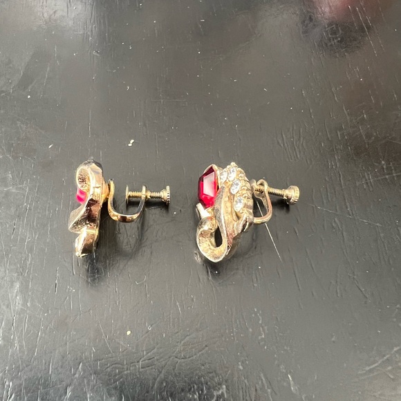 PRE-OWNED PAIR OF 1” GOLDTONE SCREW BACK EARRINGS W/RED & WHITE CRYSTALS CTM2 - Picture 1 of 5